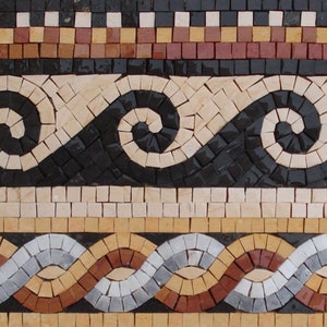 Può includere: Un bordo di mosaico con un motivo ripetitivo di onde e volute. Il bordo è composto da piccole piastrelle quadrate in tonalità di nero, bianco, beige, marrone e grigio.