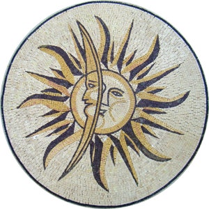 Könnte beinhalten: Ein kreisförmiges Mosaik-Kunstwerk, das eine stilisierte Sonne und einen Mond mit Gesichtern darstellt. Die Sonne ist gelb und goldfarben mit schwarzen Strahlen, und der Mond ist weiß mit einer schwarzen Sichelform.