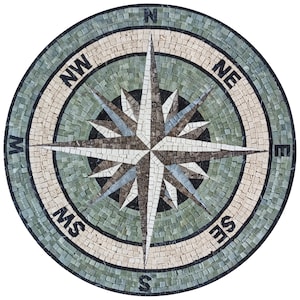 Peut inclure: Une boussole en mosaïque circulaire. La boussole présente un motif central en forme d'étoile en blanc, marron et gris, entouré d'indicateurs directionnels (N, NE, E, SE, S, SW, W, NW) en noir. La mosaïque utilise des nuances de vert, beige et blanc.