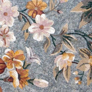 K&ouml;nnte beinhalten: Ein Mosaik-Wandbild mit einem floralen Design mit rosa, wei&szlig;en und gelben Blumen auf grauem Hintergrund.
