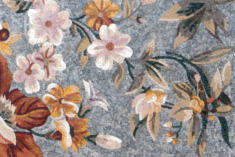 K&ouml;nnte beinhalten: Ein Mosaik-Wandbild mit einem floralen Design mit rosa, wei&szlig;en und gelben Blumen auf grauem Hintergrund.