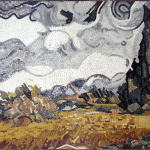 Op de afbeelding: Een mozaïekkunstwerk dat een gestileerd landschap voorstelt met een veld van gele, bruine en rode mozaïektegels op de voorgrond. De achtergrond toont een grijze en witte lucht met draaiende wolken en een donkergrijze boom aan de rechterkant.
