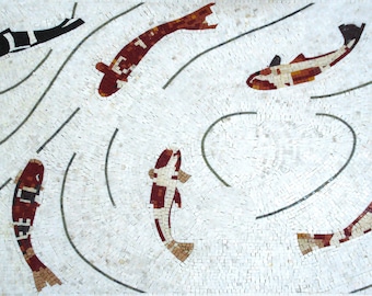 Poisson fait à la main nageant dans le ruisseau Mosaïque de marbre Carreau d’art