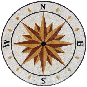Peut inclure: Une rose des vents circulaire en mosaïque avec un motif d'étoile central dans des tons de marron et d'or. Les points cardinaux sont marqués des lettres N, E, S et W. Le fond est blanc avec de petits carreaux de mosaïque.