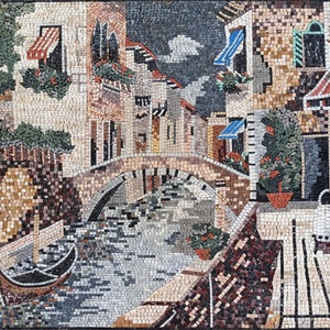 Puede incluir: Una obra de arte en mosaico que representa una escena de canal en Venecia, Italia. La obra presenta un puente, edificios, barcos y agua. El mosaico está hecho de pequeños azulejos coloridos.