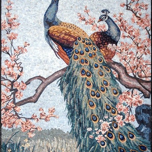 Puede incluir: Una obra de arte en mosaico que representa dos pavos reales posados en una rama de un árbol en flor. El pavo real de la izquierda tiene las plumas de la cola extendidas, mostrando una vibrante gama de colores azules, verdes y dorados. El fondo presenta un cielo azul claro y flores rosas.