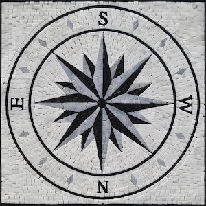 Peut inclure: Une tasse en céramique blanche avec une anse noire et l'inscription "But First, Coffee" en noir, dans une police manuscrite. La tasse est posée sur une surface blanche.