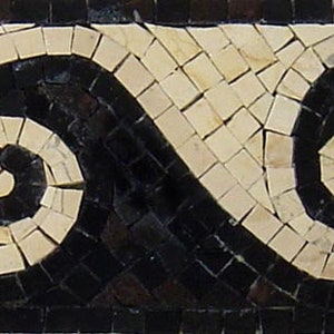 Puede incluir: Borde de mosaico de baldosas blanco y negro con un patrón repetitivo de formas en espiral.