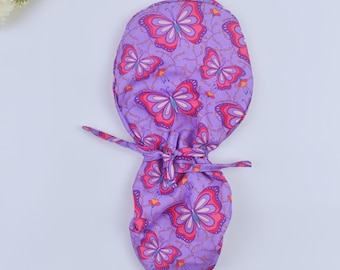 Vlinderstaart scrubmuts, satijngevoerde optie. Zomerse scrubmuts met houder voor een paardenstaart. Met satijn gevoerde scrubmuts.