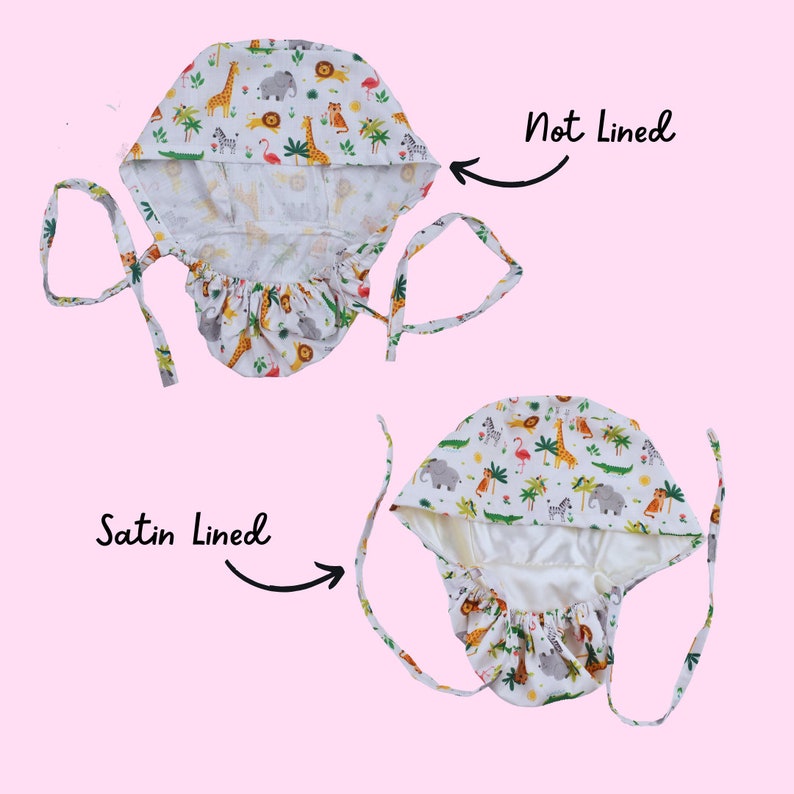 Puede incluir: Dos gorros de beb&eacute; con estampado de animales de la selva. El gorro de la izquierda no est&aacute; forrado. El gorro de la derecha est&aacute; forrado con sat&eacute;n. Ambos gorros tienen lazos.