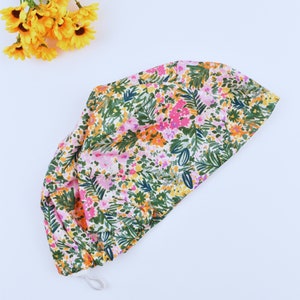 Flower Euro Scrub Cap dla kobiet, Floral Euro Scrub Cap, Surgical cap Satin Lined Option. Satin lined scrub cap.