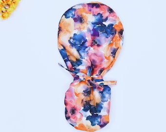 Peut inclure: Un bonnet chirurgical coloré avec un imprimé floral aquarelle dans des tons d'orange, rose, bleu et violet.