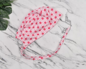 Chirurgische pet- en badgehouder met bloemen. Zomer medische scrubmuts, tandheelkundige scrubmuts, satijn gevoerde scrubmuts.