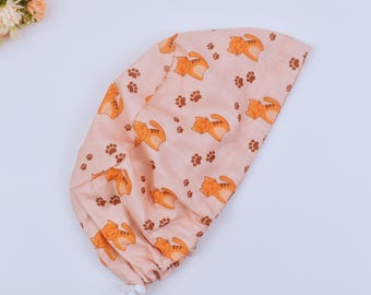 女性用猫ユーロスクラブキャップ、おもしろ猫スクラブキャップ。猫ポニーテールスクラブキャップ、手術用キャップ（サテン裏地オプション）。サテン裏地付きスクラブキャップ。