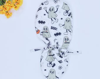 Halloween Euro Scrub Cap für Frauen, gruselige Euro Scrub Cap, Boo Print Halloween Pferdeschwanz Scrub Cap, chirurgische Haube, Satin gefütterte Peelingmütze