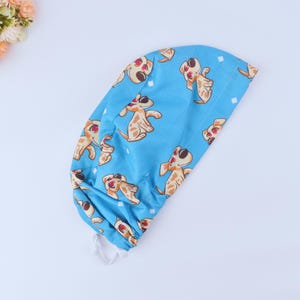 Hund Euro-Stil-Peeling-Kappe, blaue Pferdeschwanz-Peeling-Kappe, chirurgische Kappe Frauen. Satin gefütterte Option Chirurgische Kappe mit Pferdeschwanz. Satin gefütterte Scrub Kappe.