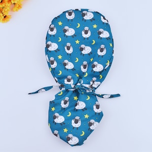 Czepek chirurgiczny z kucykiem w owcę, damski. Opcja z satynową podszewką. Czepek chirurgiczny z kucykiem w owcę. Damski czepek chirurgiczny Euro z owcą, 3STYLE