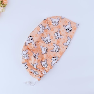Bouledogue français avec bonnet de récurage Euro Bones, casquette de récurage avec support pour queue de cheval. Casquette à récurer queue de cheval pour chien, casquette à récurer doublée de satin, 3 casquettes à récurer STYLE.