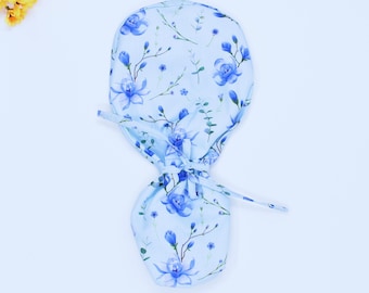 Blauwe bloemenpet voor paardenstaart, bloemenchirurgische pet voor dames. Chirurgische pet met satijnvoering optie, blauwe Euro-scrubmuts met bloemen, scrubmutsen voor dames