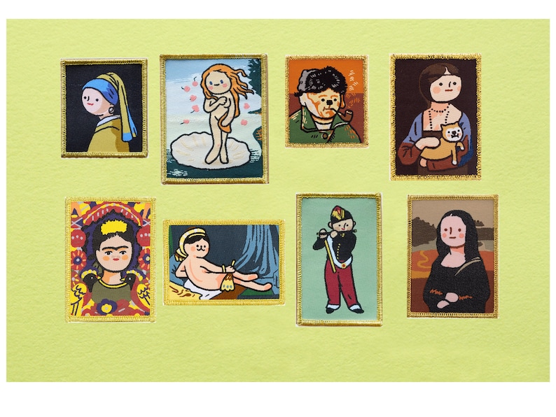 Peut inclure: Neuf illustrations encadr&eacute;es de peintures c&eacute;l&egrave;bres, chacune avec une bordure dor&eacute;e. Les peintures comprennent une femme avec une perle &agrave; l'oreille, une femme avec un chat, une femme avec une fl&ucirc;te, une femme avec une fleur, une femme avec un b&eacute;b&eacute;, un homme avec une barbe, une femme avec une couronne, une femme avec un sourire et une femme avec une couronne.