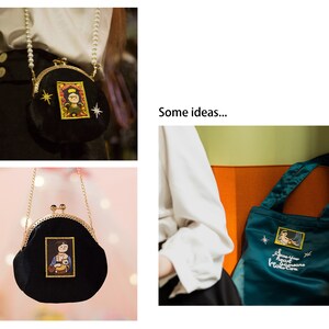 Peut inclure: Deux sacs &agrave; main en velours noir avec des cha&icirc;nes dor&eacute;es et des images brod&eacute;es. Un sac &agrave; main a un motif d'&eacute;toile et l'autre a le texte "Save your heart for someone kind & true".