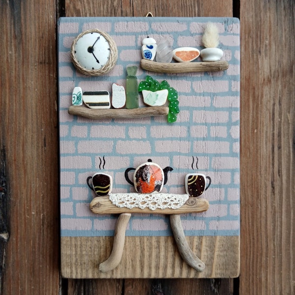 ¡La hora del té! Obras de arte de cerámica marina, vidrio marino y madera flotante sobre madera recuperada - Colgante de pared (H17cm/6,7in)