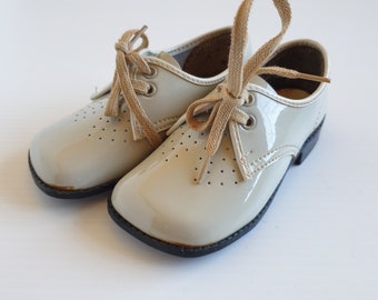 Chaussures modales verni gris clair pour enfants, vintage des années 60, taille 5, chaussures à lacets et à talons