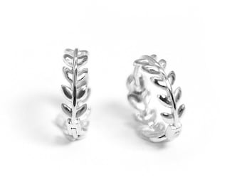 Boucles d'oreilles bohèmes délicates, boucles d'oreilles feuille Huggie, boucles d'oreilles Huggie, créoles en argent 925, cadeau pour les amoureux des plantes pour elle