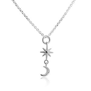 Peut inclure: Un collier argenté avec une chaîne fine. Le pendentif présente une étoile et un croissant de lune. L'étoile a huit pointes et la lune est incurvée. Le collier est conçu pour être porté autour du cou.