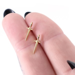 Orecchini a forma di spada in oro, orecchini a forma di spada placcati in oro 14K su argento 925, orecchini a forma di spada delicati, orecchini a forma di pugnale, regalo di gioielli gotici per lei