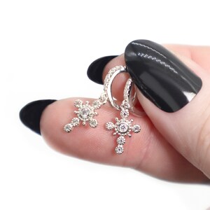 Boucles d'oreilles croix bohème en argent 925, créoles Huggie en zircone avec breloque croix, boucles d'oreilles créoles croix délicates, bijoux religieux, cadeau pour elle