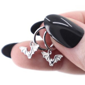 Orecchini a forma di pipistrello in argento 925, graziosi orecchini a cerchio a forma di pipistrello, orecchini a cerchio Huggie con ciondolo a forma di pipistrello, orecchini pendenti di Halloween, regalo di gioielli gotici per lei