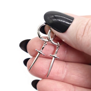 Schwert Ohrringe Silber 925, Feine Dolch Creolen, Creolen mit Anhänger Schwert, Huggie Ohrringe, Gothic Schmuck Geschenk für Frauen Bild 1