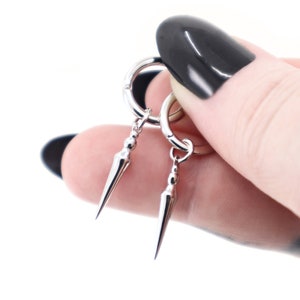 Spike-oorbellen zilver 925, sierlijke dangle spike-huggie-oorbellen, Huggie-oorbellen met spike-bedel, gotische sieraden cadeau voor haar