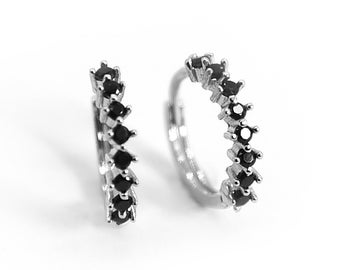 Boucles d'oreilles noires délicates, Boucles d'oreilles Huggie Zirkonia, Boucles d'oreilles Huggie, Boucles d'oreilles noires en argent 925, Cadeau minimaliste de bijoux pour elle