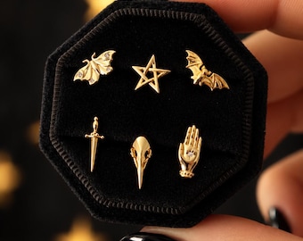 Pendientes de Halloween dorados, pendientes de botón de Halloween de plata 925 para combinar, pendientes de botón con forma de polilla, pájaro, calavera, mano, murciélago y espada, joyería gótica, regalo para ella.