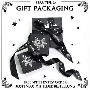 Schleifen Ohrstecker aus 925 Silber, alternativer und leicht Gothic-inspirierter Schmuck, zarte silberne Ohrringe mit Schleifen-Design für Damen von Pour la Rebelle.