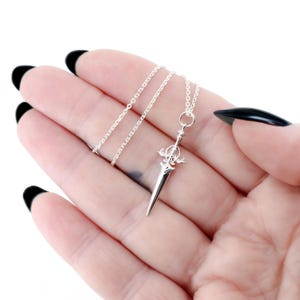 Collana con spada ornamentale in argento 925, elegante collana con pugnale e ciondolo, raffinato pendente a forma di spada, collana unisex, gioiello gotico regalo per lei