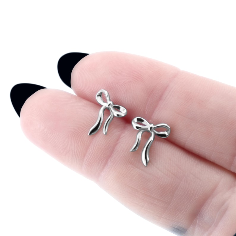 Schleifen Ohrstecker aus 925 Silber, alternativer und leicht Gothic-inspirierter Schmuck, zarte silberne Ohrringe mit Schleifen-Design für Damen von Pour la Rebelle.
