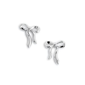 Schleifen Ohrstecker aus 925 Silber, alternativer und leicht Gothic-inspirierter Schmuck, zarte silberne Ohrringe mit Schleifen-Design für Damen von Pour la Rebelle.