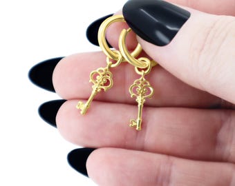 Pendientes de llave dorados, pendientes colgantes tipo huggie ornamentados chapados en oro y plata 925, pendientes de aro tipo huggie con dije de llave, regalo de joyería gótica para ella.