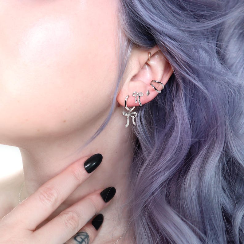 Schleifen Ohrstecker aus 925 Silber, alternativer und leicht Gothic-inspirierter Schmuck, zarte silberne Ohrringe mit Schleifen-Design für Damen von Pour la Rebelle.