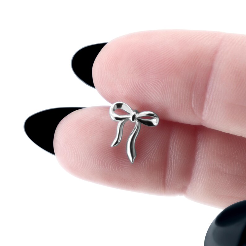 Schleifen Ohrstecker aus 925 Silber, alternativer und leicht Gothic-inspirierter Schmuck, zarte silberne Ohrringe mit Schleifen-Design für Damen von Pour la Rebelle.