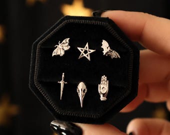 Pendientes de Halloween de plata 925, pendientes de botón de Halloween combinables, pendientes de botón con forma de polilla, pájaro, calavera, mano, murciélago y espada, joyería gótica, regalo para ella.