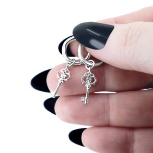 Schlüssel Ohrringe Silber 925, Verzierte Schlüssel Creolen, Creolen mit Anhänger, Huggie Ohrringe, Boho Gothic Schmuck Geschenk für Frauen