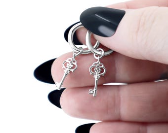 Pendientes de llave de plata 925, pendientes colgantes tipo huggie ornamentados, pendientes de aro tipo huggie con dije de llave, pendientes victorianos, regalo de joyería gótica para ella.