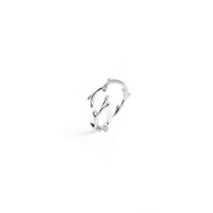 Peut inclure: Une bague en argent poli présentant un design organique délicat qui imite l'apparence de fines branches ou de corail. L'anneau est fin et lisse, avec de petites protubérances pointues s'étendant vers le haut pour créer un aspect naturel et texturé.