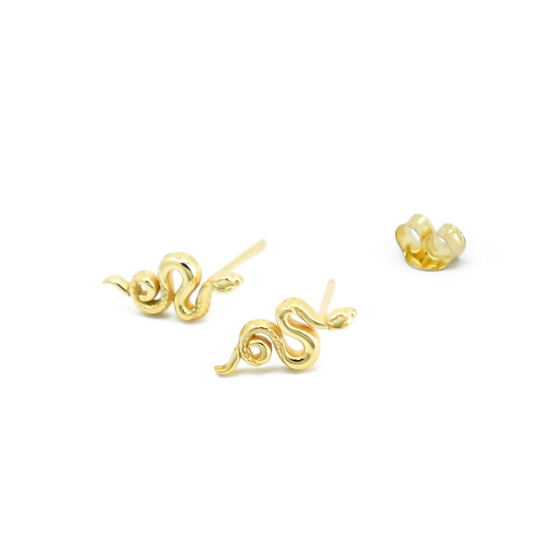 Schlangen Ohrstecker aus 14K vergoldetem 925 Silber, Schlangen Ohrringe Gold, Gothic und alternativer Schmuck, mystische Ohrringe mit Schlangen-Design für Damen von Pour la Rebelle