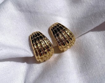 Vintage Avon Goldtone Scalloped Hoops Clip-on Earrings 90's