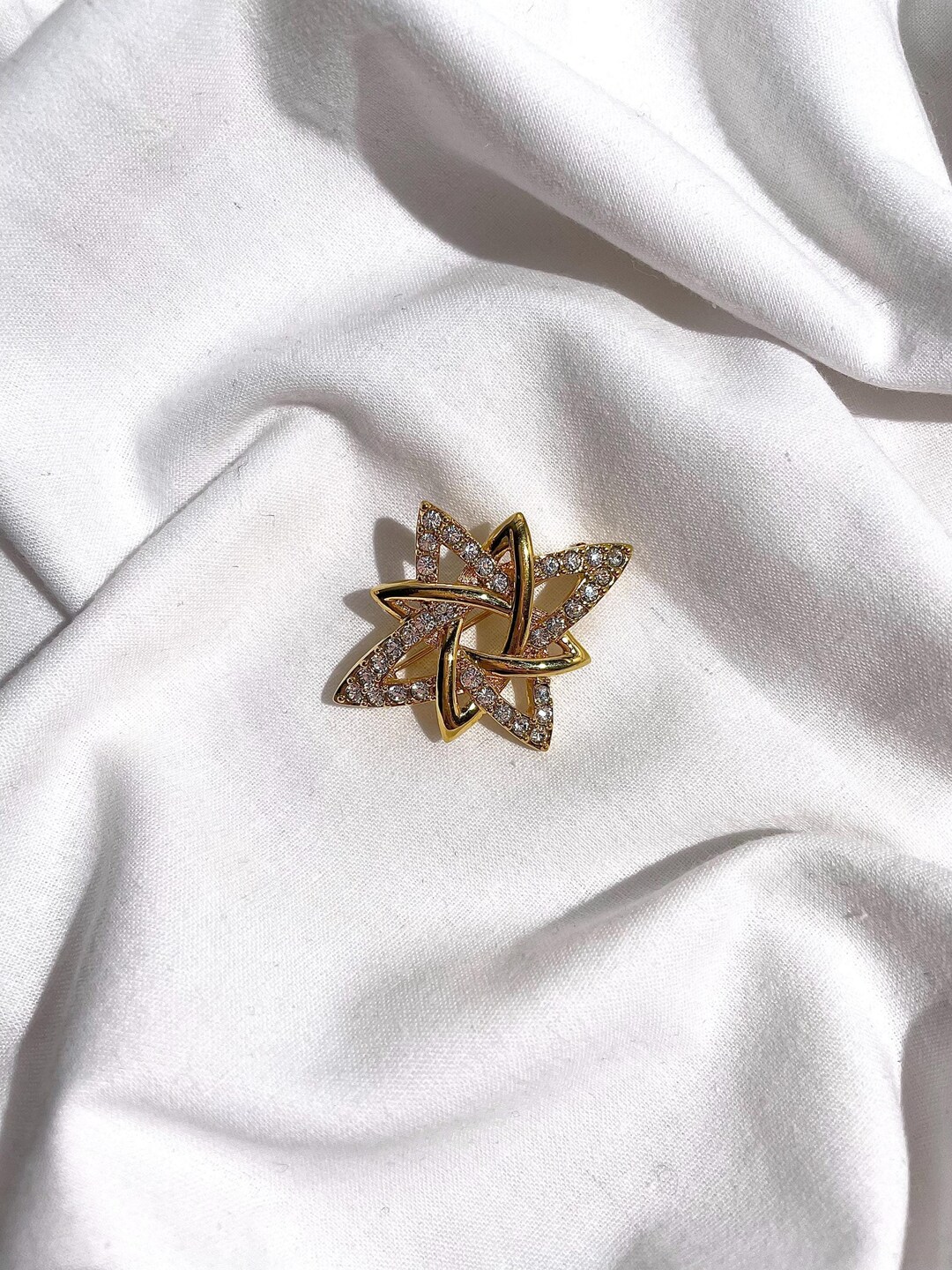 Broche Vintage Années 90 Plaqué Or - Marque Monet - Dimensions 57x43mm - Occasion